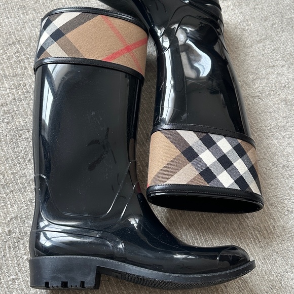 Women’s Burberry Rainboots - Picture 1 of 3